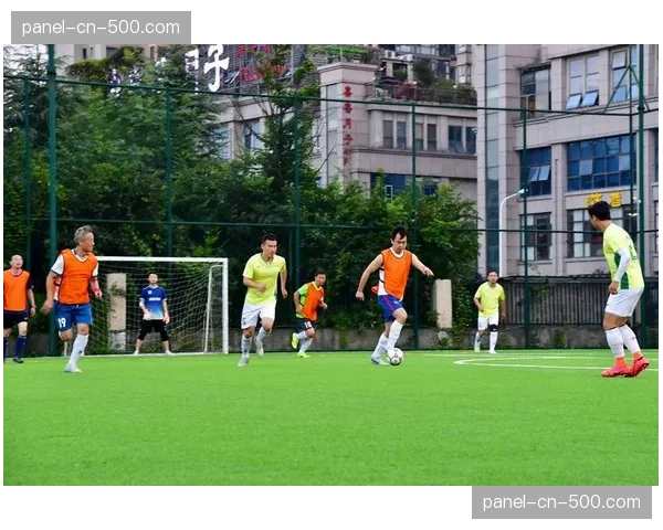 西甲传奇球星耶罗出席马德里社区青少年足球活动