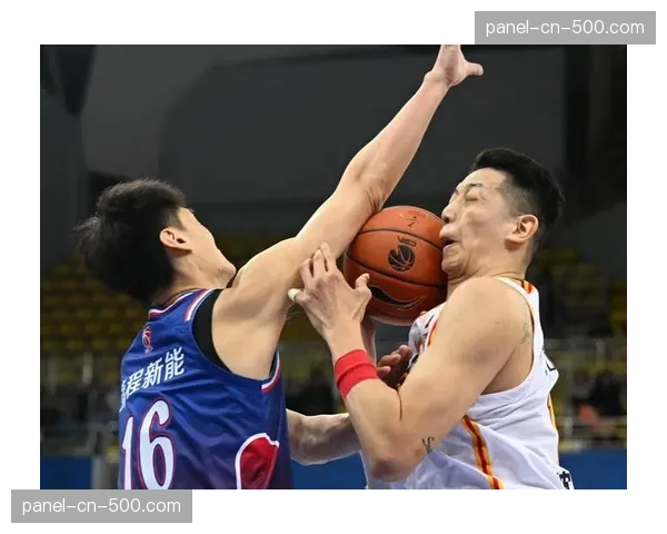 深圳马可波罗对阵上海久事，沈梓捷封盖王哲林后快攻扣篮得手