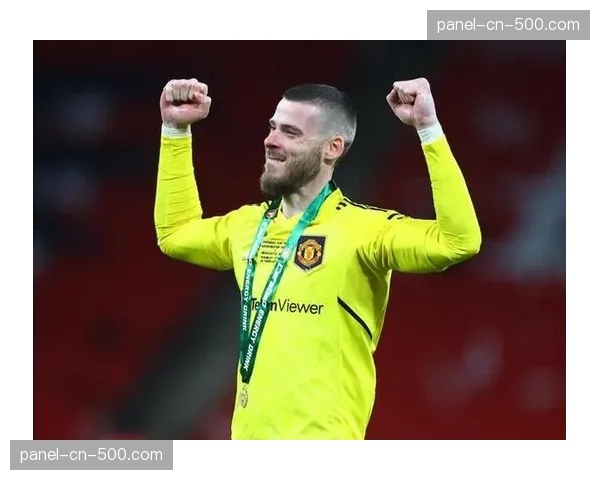 特写瞬间:贝蒂斯老将华金替补登场,接受主场球迷起立鼓掌致敬 特写瞬间:贝蒂斯老将华金替补登场,接受主场球迷起立鼓掌致敬